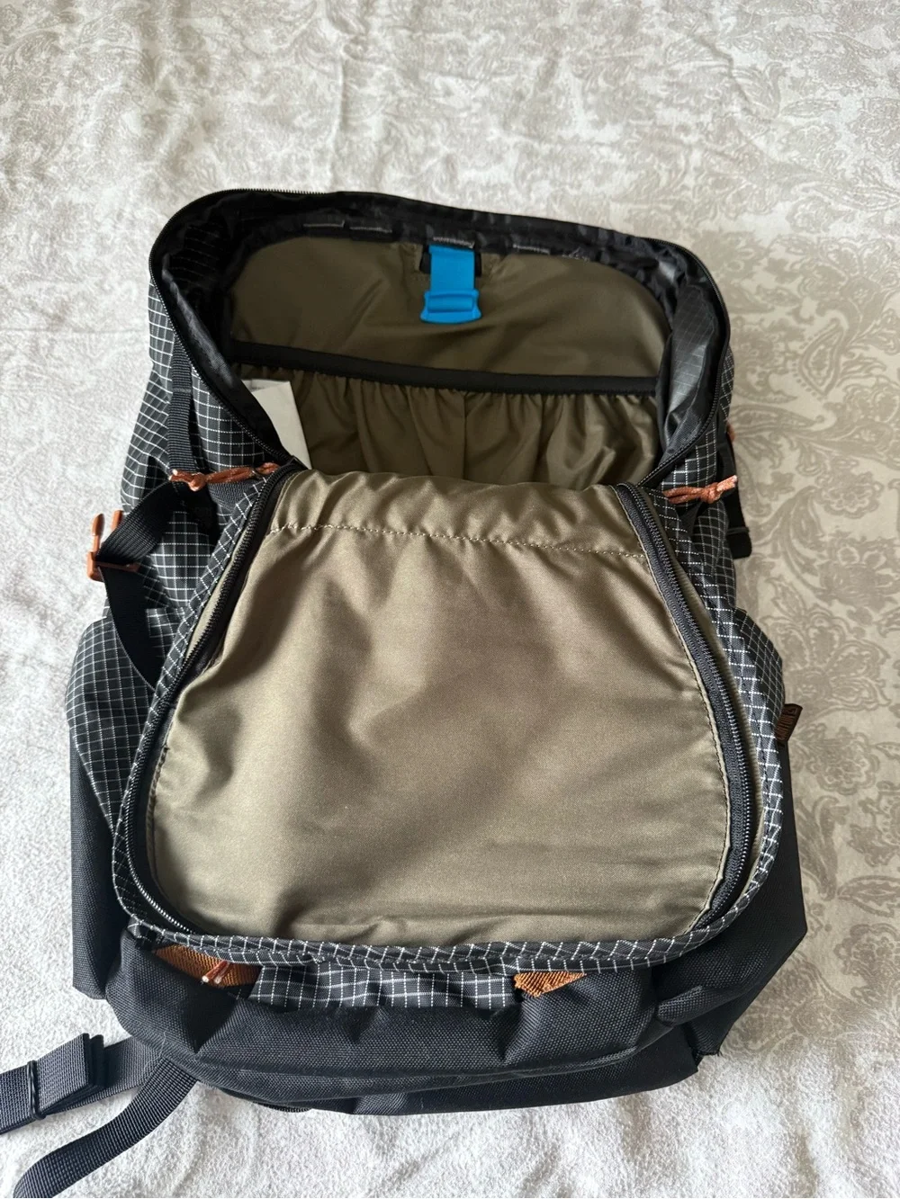 Dakine Canyon 24L Hydration Backpack with Brown Accent Pulls